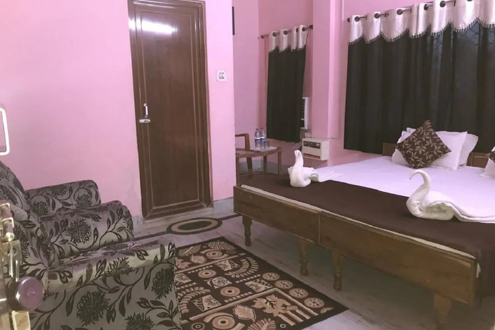 Room 5 of 8