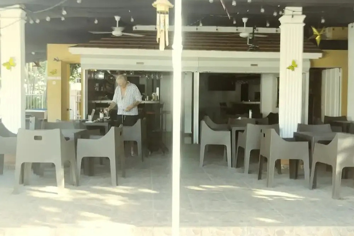 Dining 12 of 13