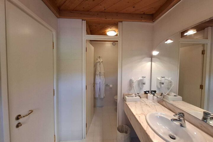 Room 42 of 145