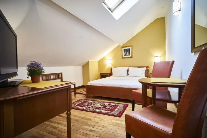 Room 3 of 9