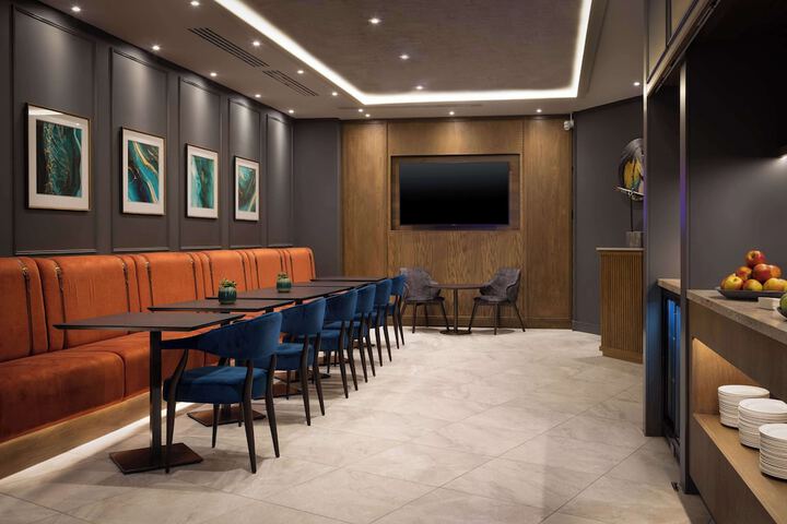 Lounge 186 of 192