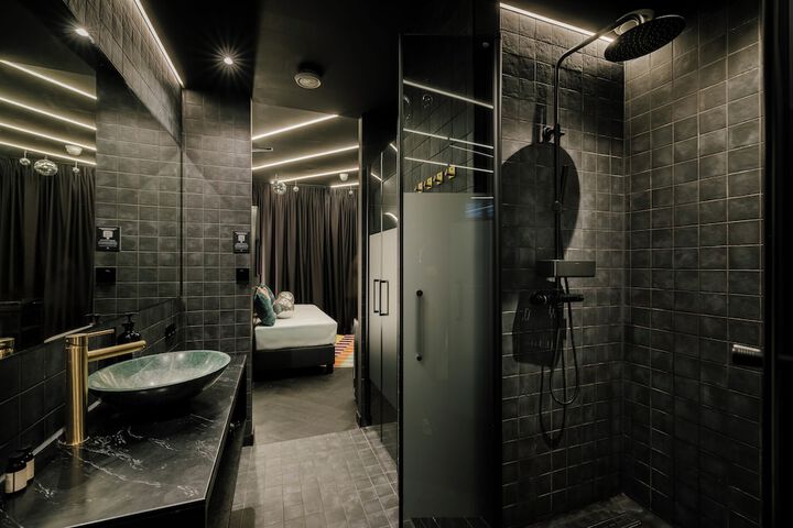 Room 33 of 46