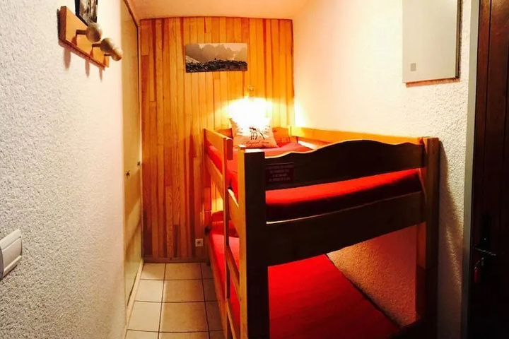 Room 8 of 10