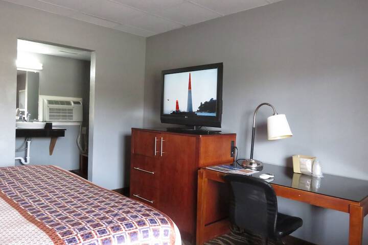 1 King Bed (8 of 10)