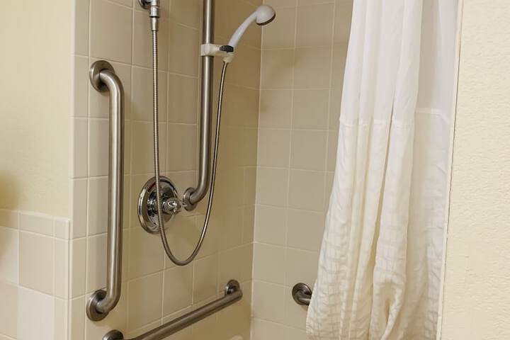 2 Queen Beds Accessible (17 of 70)