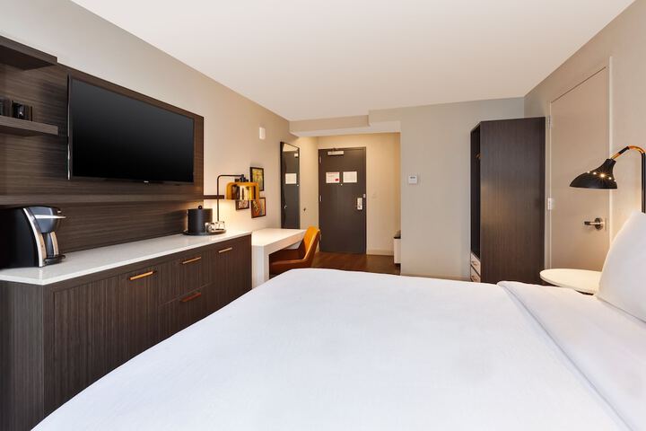 1 Queen Bed (14 of 18)
