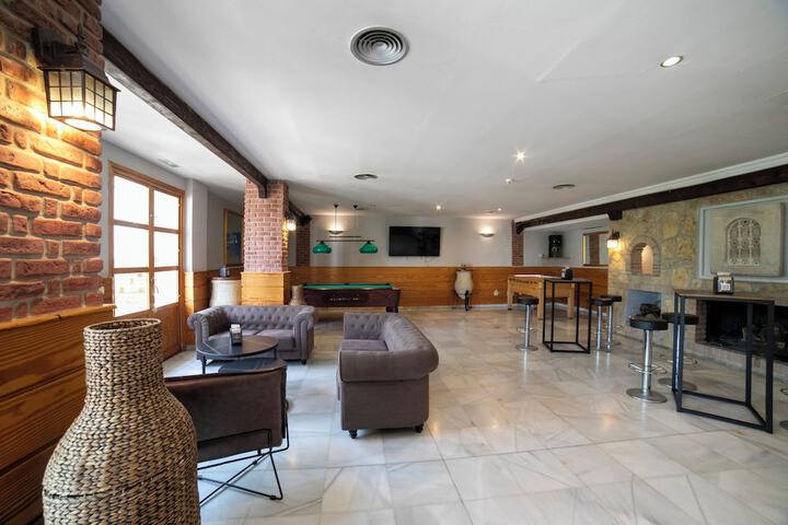 Lounge 58 of 104