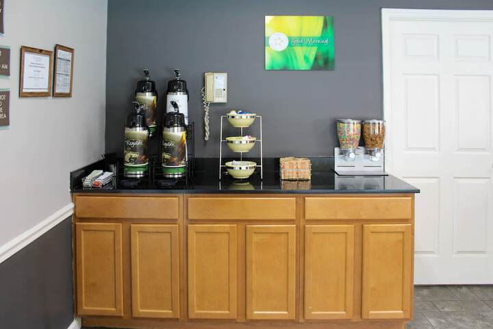 Breakfast/Coffee Service 26 of 32