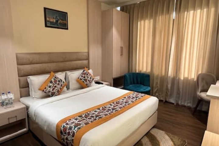 Room 5 of 10