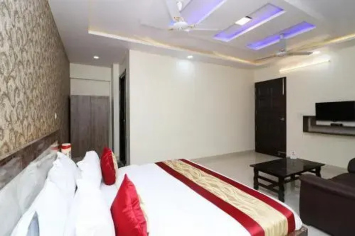 Room 5 of 12