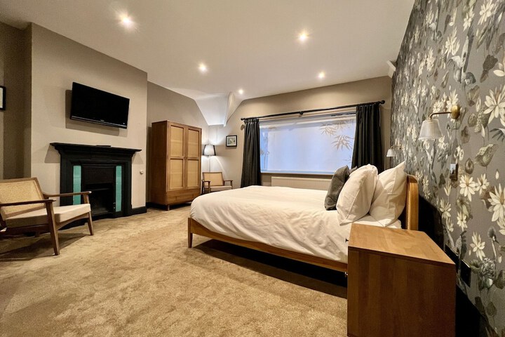 Room 2 of 11