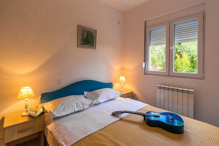 Room 3 of 100
