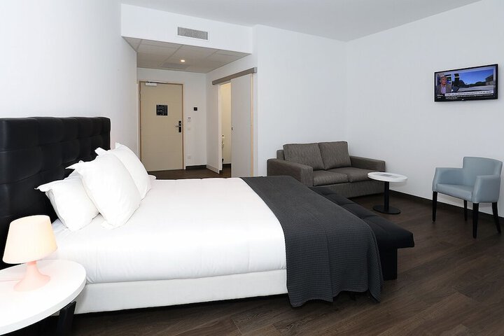 Room 12 of 74