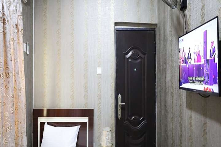Room 17 of 32