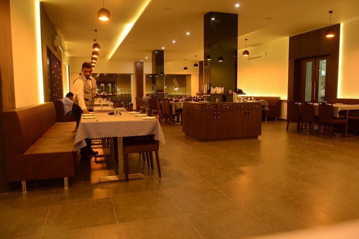 Dining 19 of 36