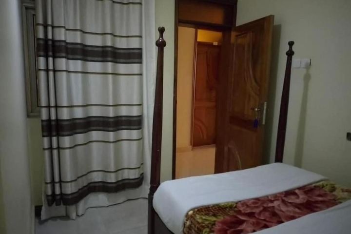 Room 10 of 32