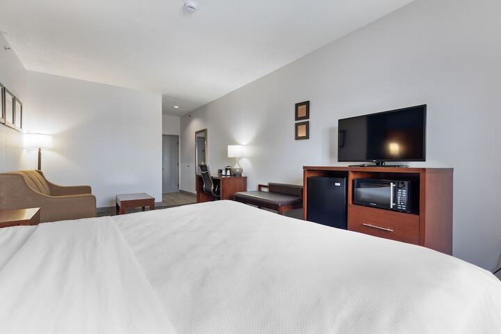 1 King Bed Suite (10 of 11)