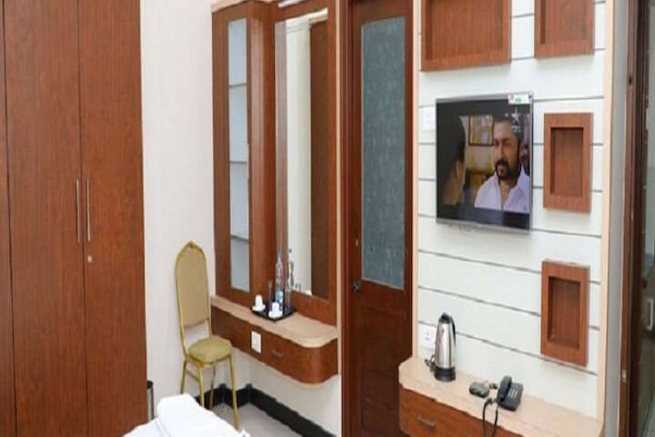 Room 6 of 16