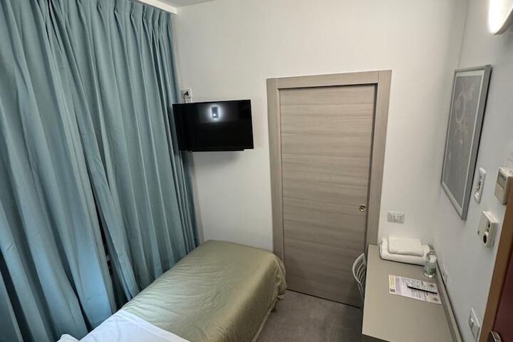 Room 8 of 37