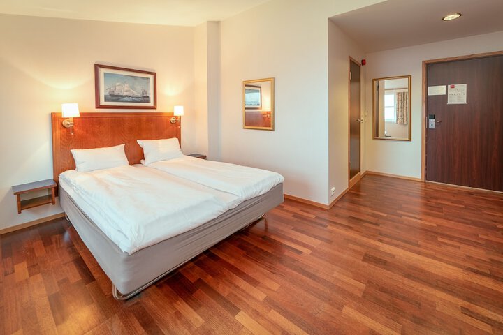 Room 9 of 34