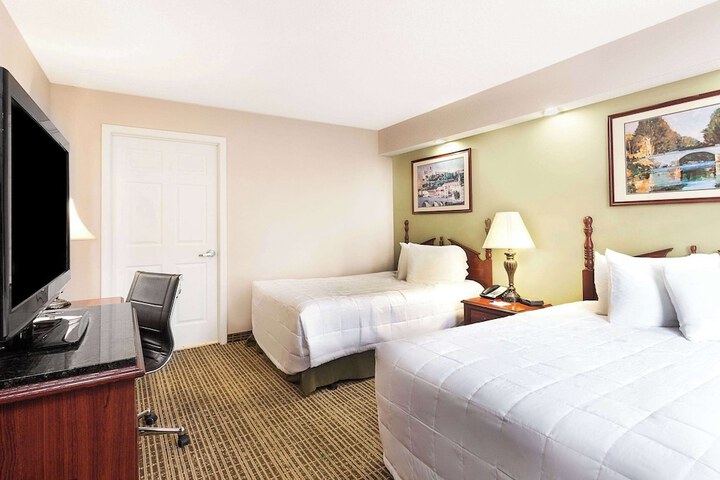 2 Double Beds (4 of 10)