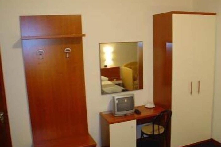 Room 11 of 38