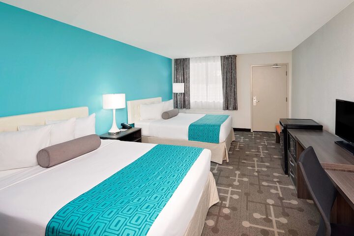 2 Queen Beds (5 of 7)