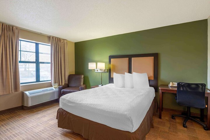 Studio Accessible Queen Size Bed (13 of 13)