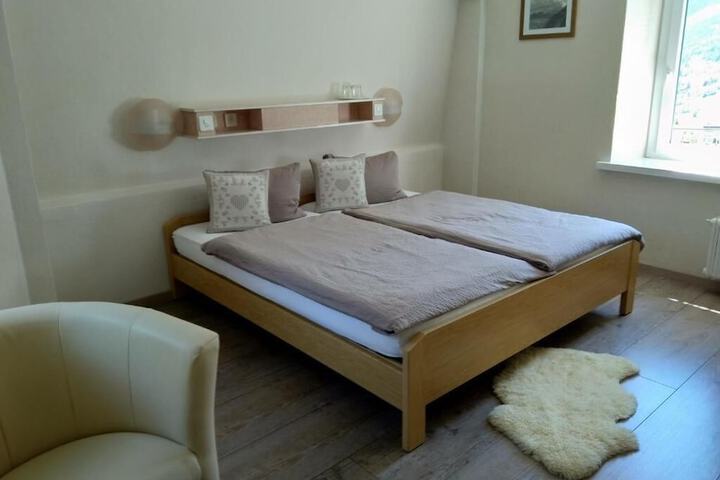Room 3 of 44