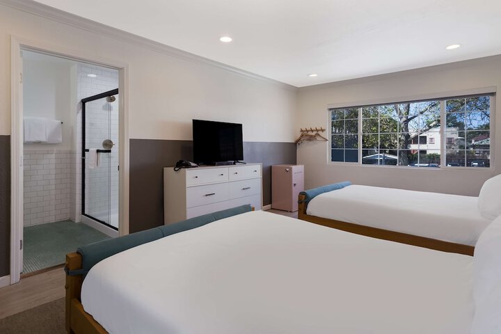 Accessible Queen Bed (11 of 18)