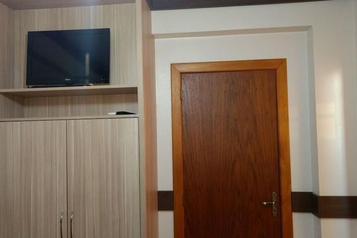 Room 4 of 32