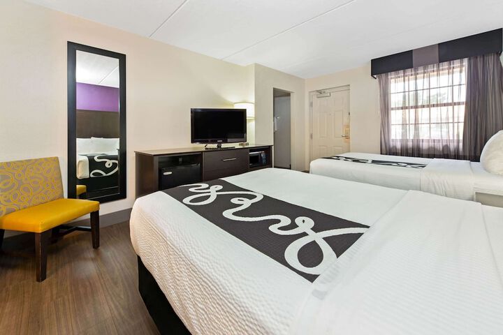 2 Double Beds (3 of 7)