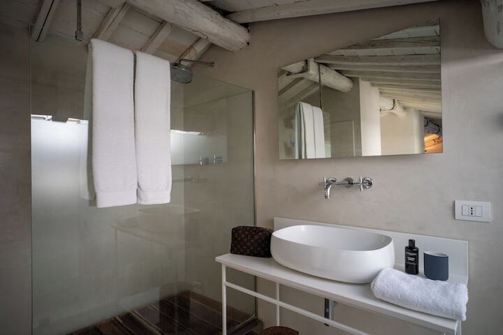 Room 32 of 54