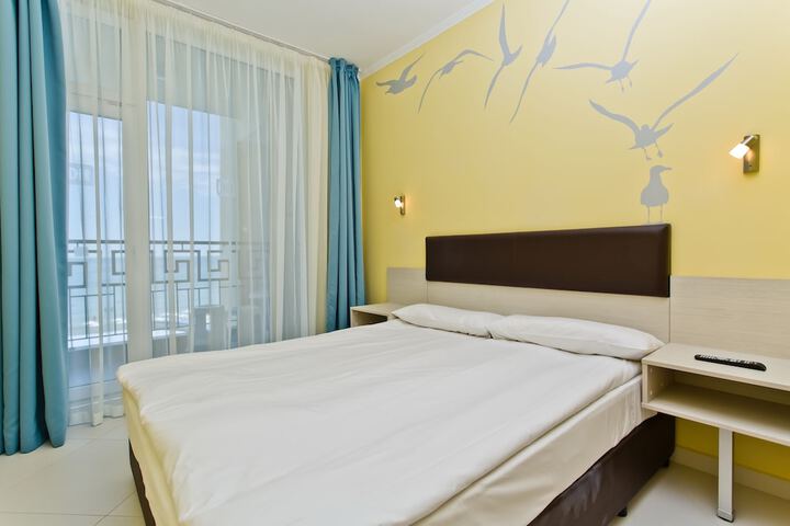 Room 3 of 76