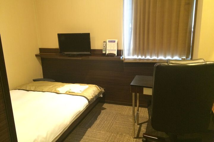 Room 16 of 38