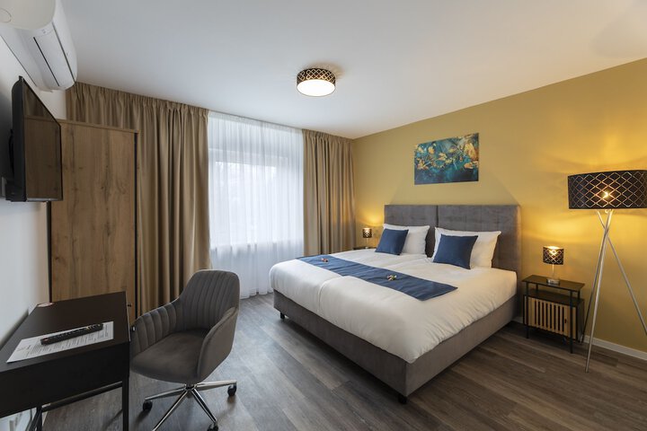 Room 3 of 16