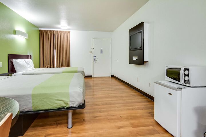 2 Queen Beds Refrigerator, Microwave (6 of 9)