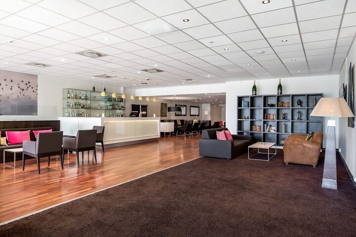 Lounge 66 of 83