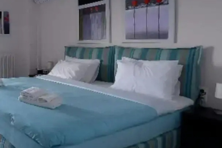 Room 2 of 6