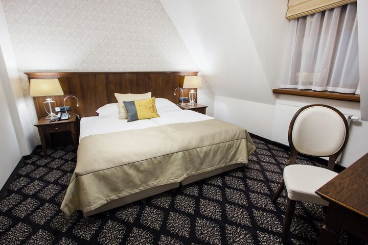 Room 4 of 17