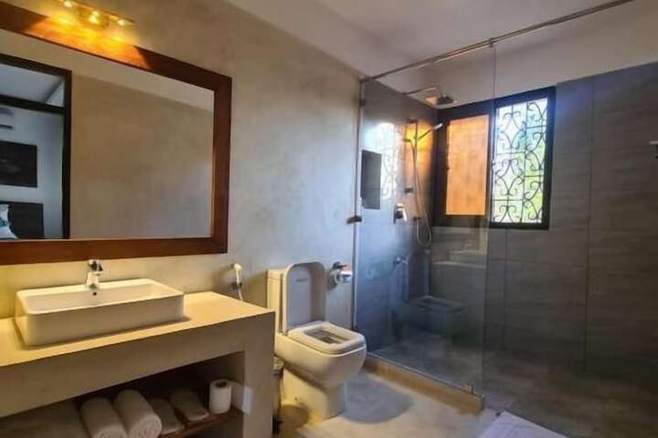 Room 6 of 11