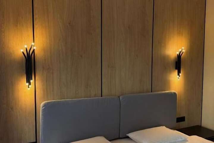 Room 3 of 33