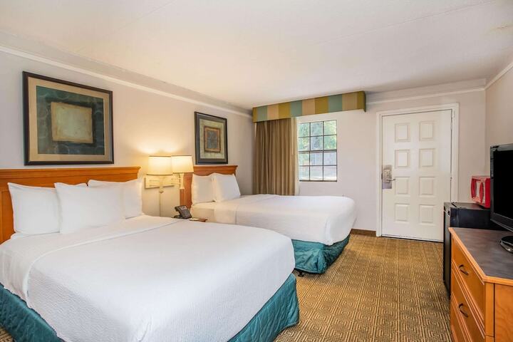 2 Double Beds Mobility Hearing Accessible Room Roll in Shower (5 of 16)