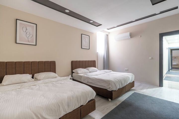 Room 90 of 293