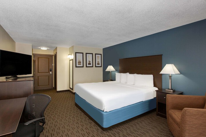 1 King Bed (1 of 17)