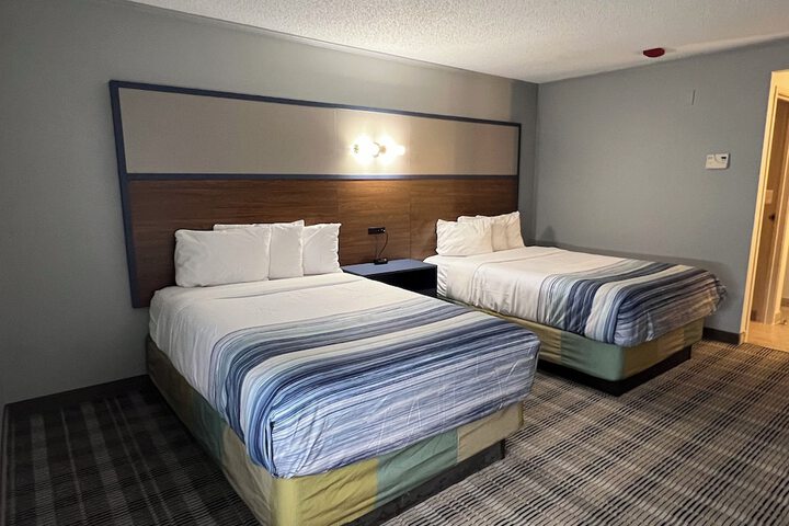 1 Double Bed Mobility or Hearing Accessible Room Bathtub with Grab Bars (4 of 4)