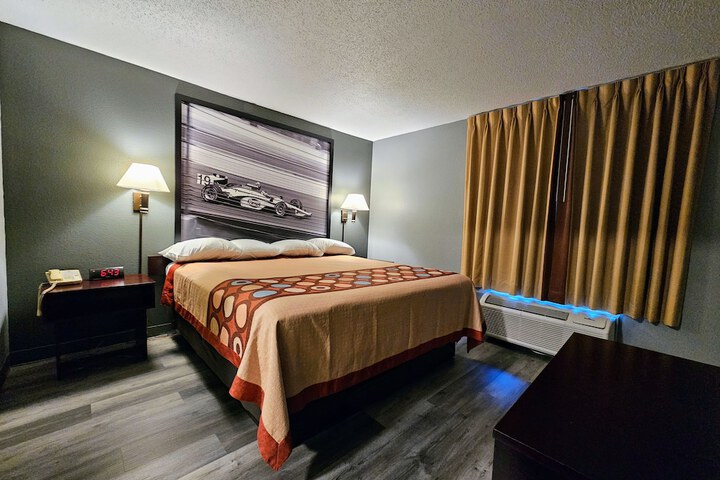 1 King Bed (5 of 5)