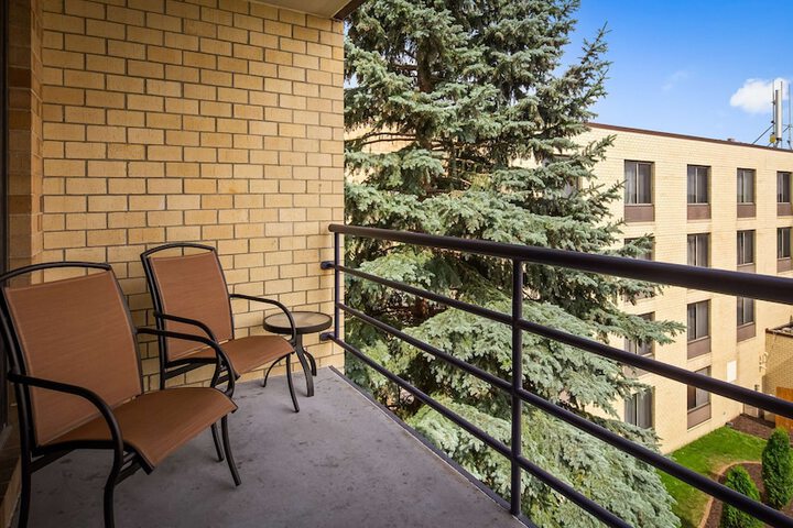Accessible Suite Queen Bed Accessible Walk in Shower Sofa Bed Work Desk Microwave and Refrigerator Full Breakfast (5 of 30)