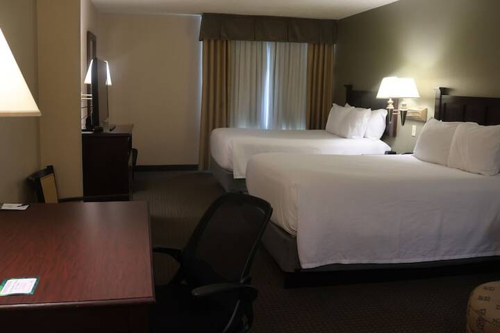 2 Queen Beds (5 of 13)