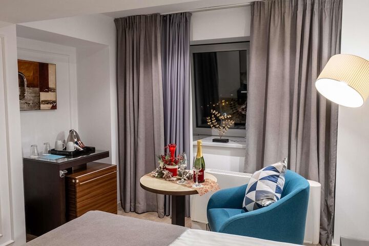 Room 35 of 143